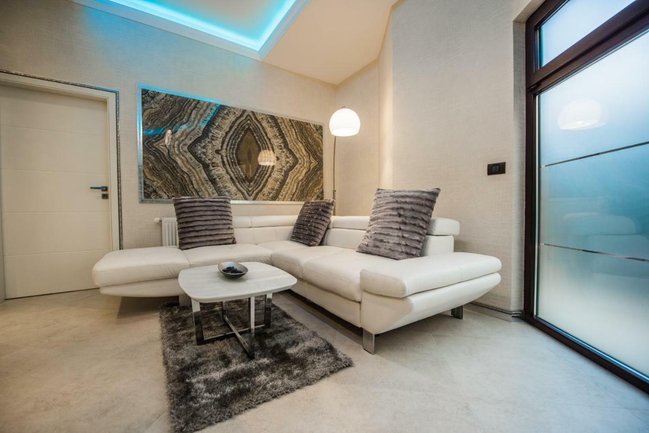 H & V Residence - Diamond Bungalow Apartment アラド エクステリア 写真